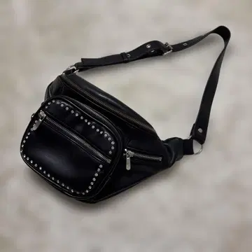 Melt the lady 새상품급! 블랙 큐빅 웨스트 파우치