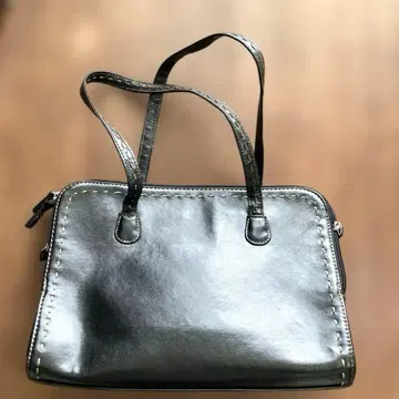 천연 가죽 소재의 블랙 심플 핸드백