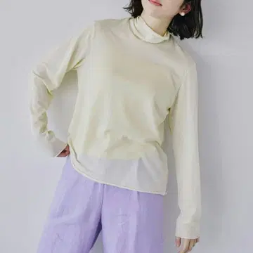 북유럽 생활 잡화점 은은하게 비치는 코튼 터틀넥 티셔츠