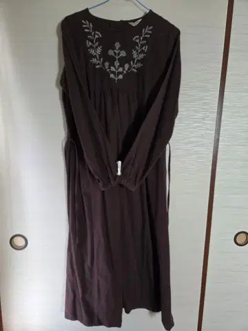 사만사 모스모스 브라운 자수 긴팔 원피스