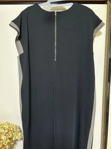 슬리브리스 블랙 사이드 라인 롱 원피스