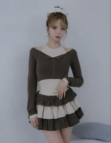 Darich 오프숄더 레이어드 리브 상의 & 컷 프릴 믹스 미니 스커트