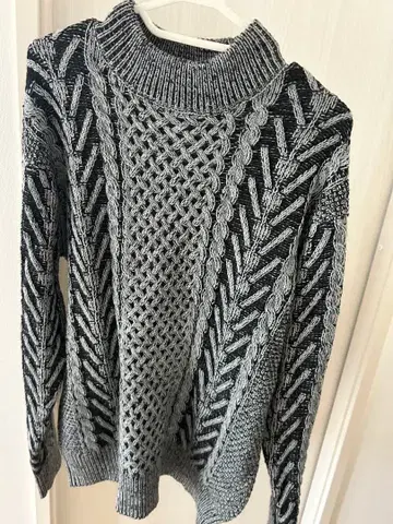 케이블 짜임 터틀넥 니트