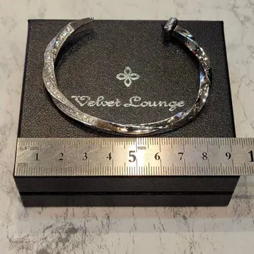 Velvet Lounge 트위스트 디자인 뱅글