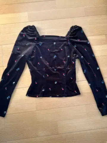 릴리 브라운 자수 플라워 벨로아 상의