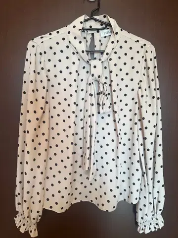 미사용 새상품  NEMIKA 도트 패턴 블라우스 L 사이즈