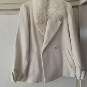 화이트 인조 모피 더블 브레스트 코트
