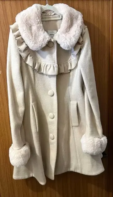 프릴 달린 크림색 울 코트