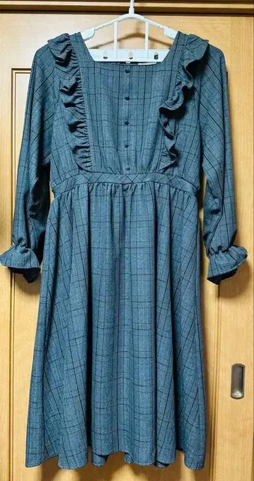 체크 무늬 프릴 긴팔 원피스