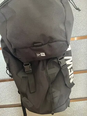 NEW ERA 블랙 백팩