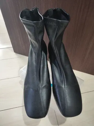 블랙 지퍼 달린 숏부츠