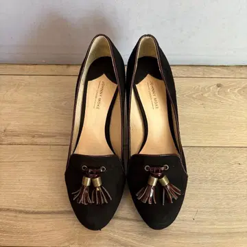 JOHNNY MOKE 스웨이드 블랙 펌프스 태슬 포함