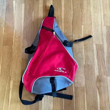 O'NEILL 삼각형 숄더백 레드/그레이