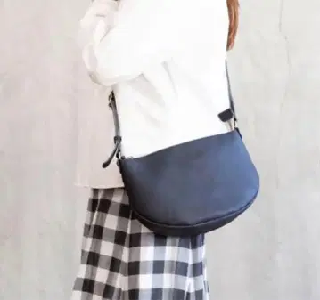 칸미. 칸미 피타빵 숄더백 블랙