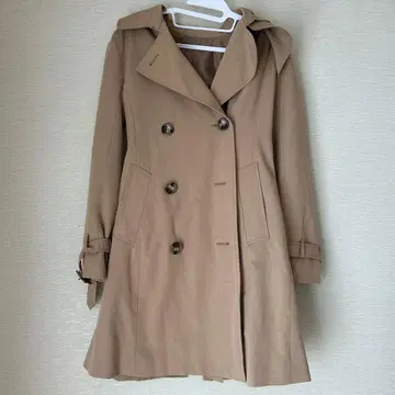베이지 더블 브레스트 트렌치코트