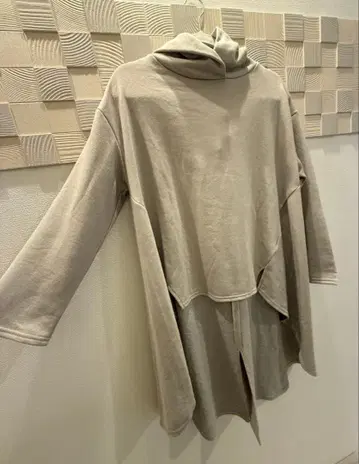 오스모시스 후드 부착 그레이 긴팔 튜닉