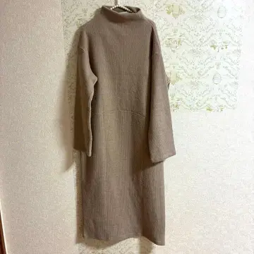 베이지 터틀넥 니트 원피스