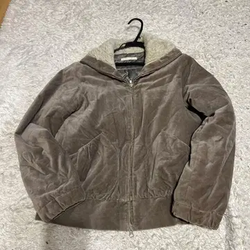 벨벳 소재 보아 부착 베이지 계열