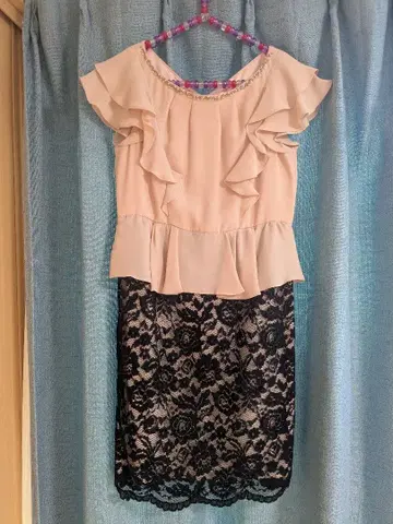 프릴이 달린 베이지와 블랙 레이스 드레스