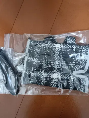 질스튜어트 트위드 프릴백 BLACK 블랙 미사용 새상품