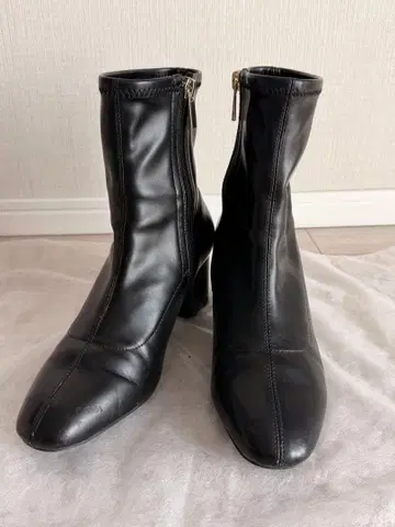 블랙 가죽 부츠 중간 힐 지퍼 포함