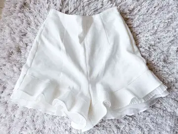 SNIDEL 프릴 장식 화이트 숏팬츠