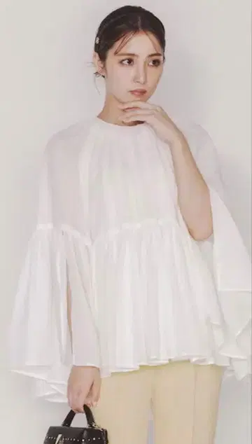 미사용 새상품 CELFORD 셀포드 페플럼 케이프 블라우스 화이트