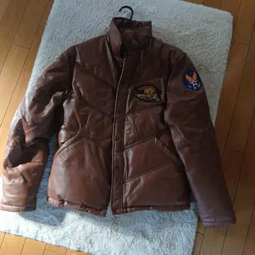 브라운 가죽 다운 자켓 엠블럼 포함