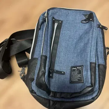 데님 바디백 복수 포켓 부착