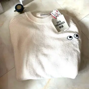 ANYA HINDMARCH 유니클로 콜라보 스웨터 화이트 160