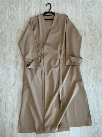 KBF+ 베이지 V넥 코트