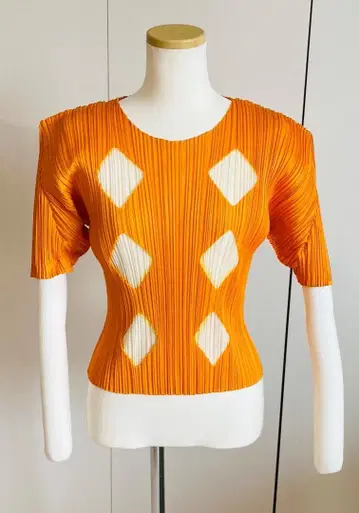 오렌지 플리츠 반팔 상의