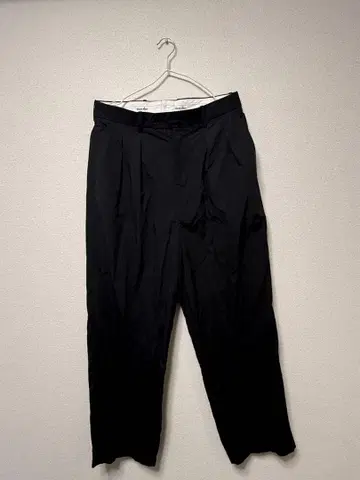 블랙 플리츠 슬랙스 백 포켓 포함