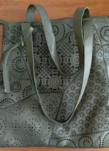 a+o 펀칭 숄더백 올리브 그린