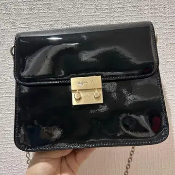 블랙 패턴트 레더 숄더백