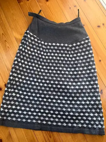 그레이와 화이트의 도트 플레어 스커트