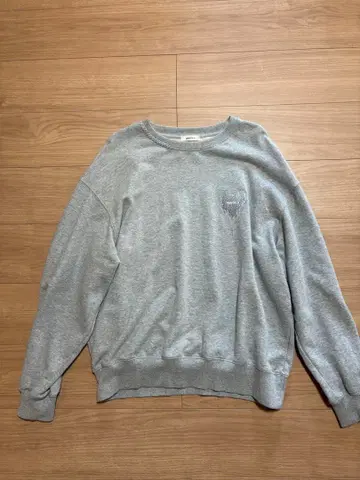 ONCILY(온셰리) 하트 로고 스티치 맨투맨