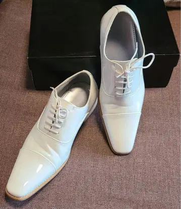 화이트 에나멜 가죽 드레스 신발