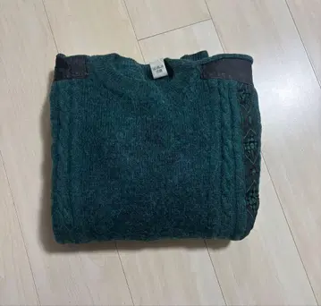 다크 그린 니트 스웨터