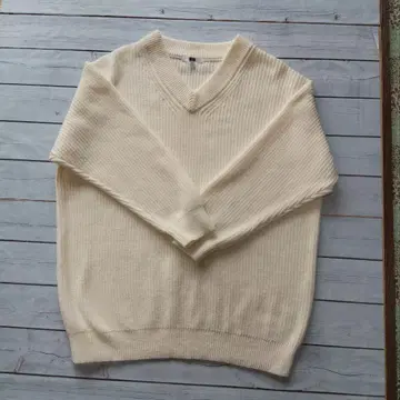 아이보리 V넥 니트 스웨터