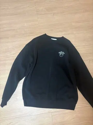 블랙 크루넥 맨투맨 로고 자수