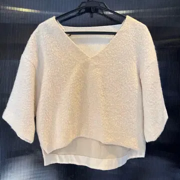 NINE 화이트 V넥 니트 7부 소매 스웨터