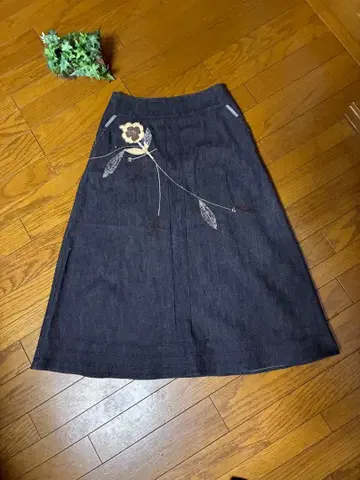 Sensounico t.b 꽃 자수 블랙 데님 스커트