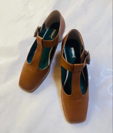 브라운 T스트랩 신발