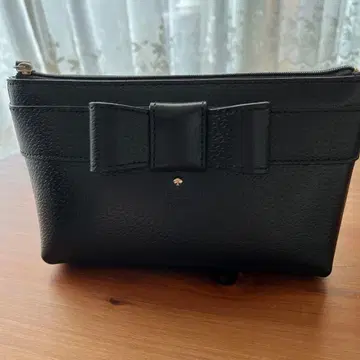 미사용 새상품 케이트 스페이드 리본 포함 블랙 가죽 파우치