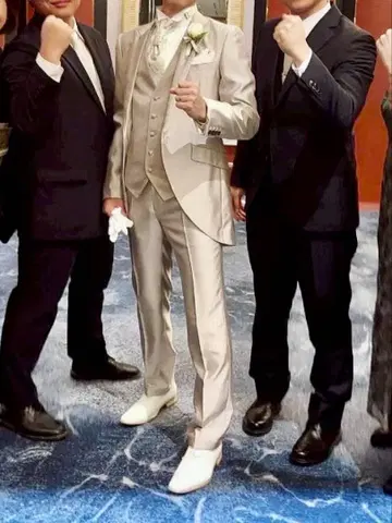 샴페인 골드 턱시도 결혼식