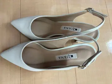 DIANA 화이트 펌프스