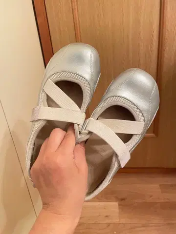 실버 스트랩 포함 스니커즈