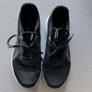 PUMA 블랙 러닝화