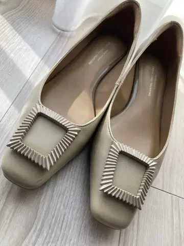 그린 라벨 릴랙싱 스퀘어 버클 펌프스 (3cm 힐) 우천 겸용